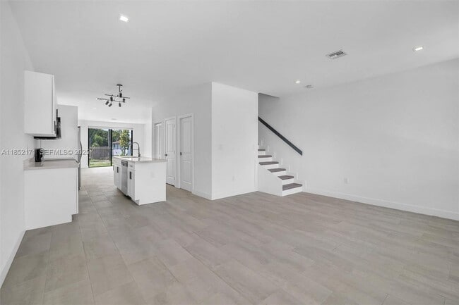 Building Photo - 309 NW 7th Ct