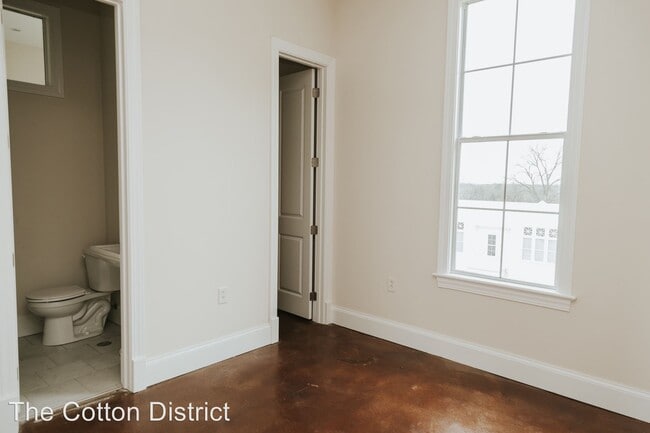 Building Photo - 517 University Dr