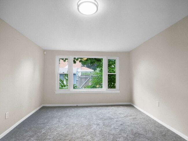 Building Photo - Spacious 5 bedroom home on Minnehaha Parkw...