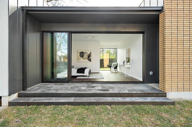 Building Photo - 2603 Little John Ln