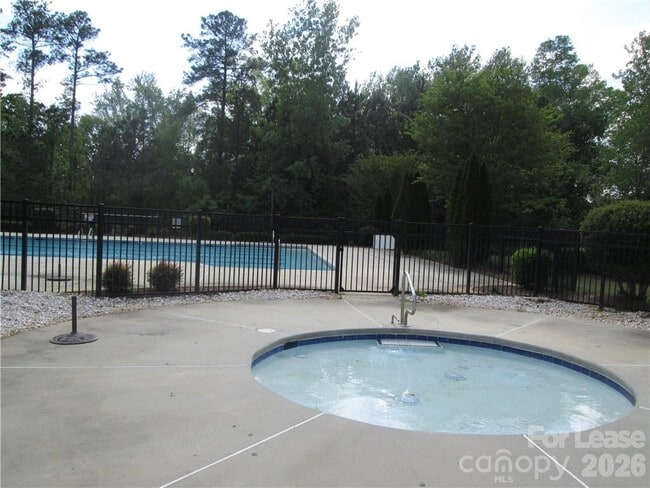 Building Photo - 9901 Hazelview Dr