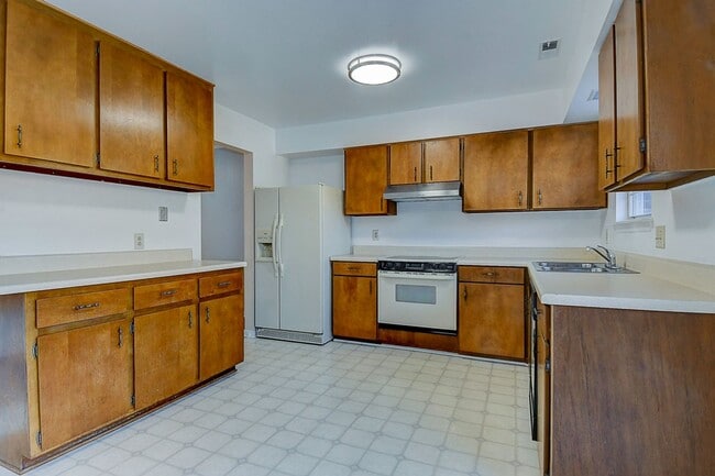 Building Photo - TOWNHOME FOR RENT - HAMPTON!