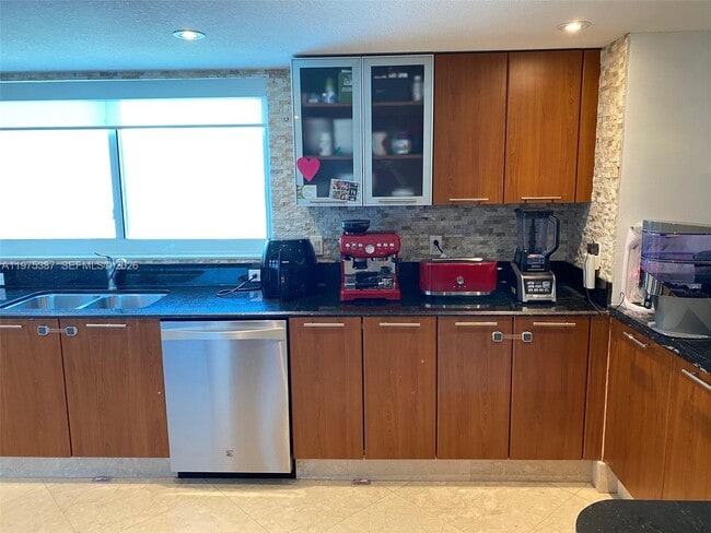 Building Photo - 1800 N Bayshore Dr