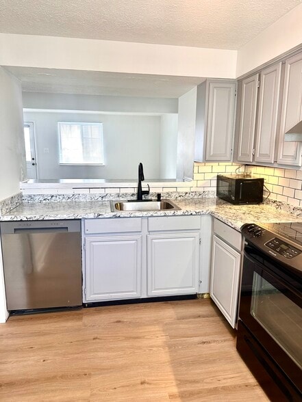 Building Photo - 4 Avonshire Ct