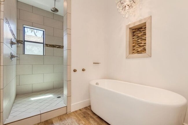 Building Photo - Beautiful 3bdrm 3 bath home with guest casita in desirable Whitton district