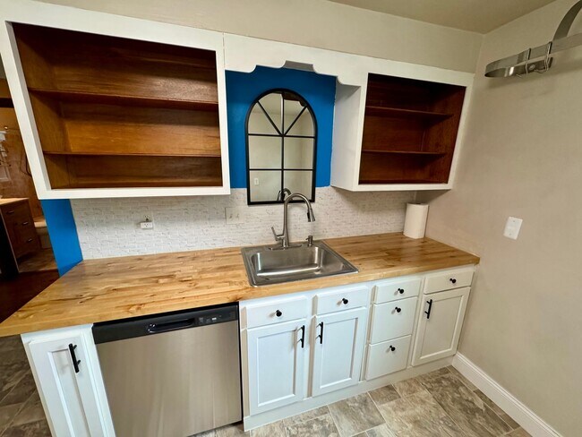 Building Photo - Charming 2-Bed 1-Bath Home in Avalon!