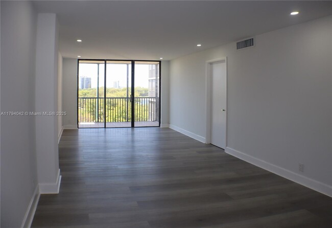Building Photo - 3301 N Country Club Dr