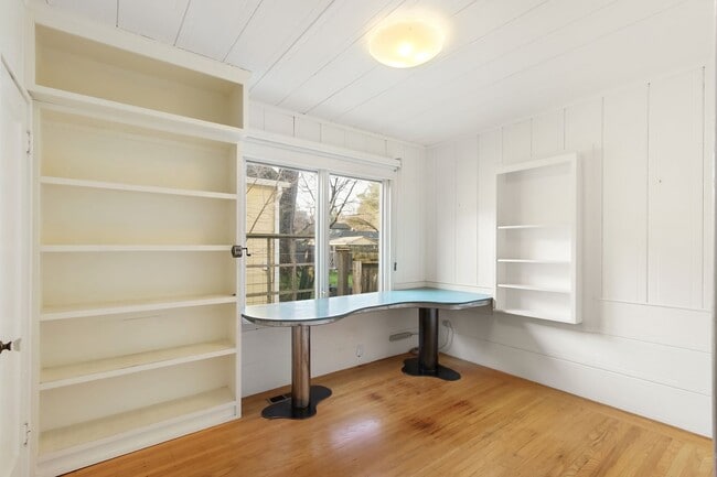 Building Photo - Downtown Davis Cottage-Available for Spring Move In