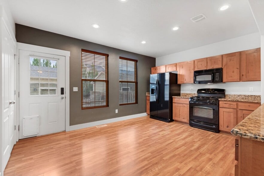 Building Photo - 10634 Topview Rd