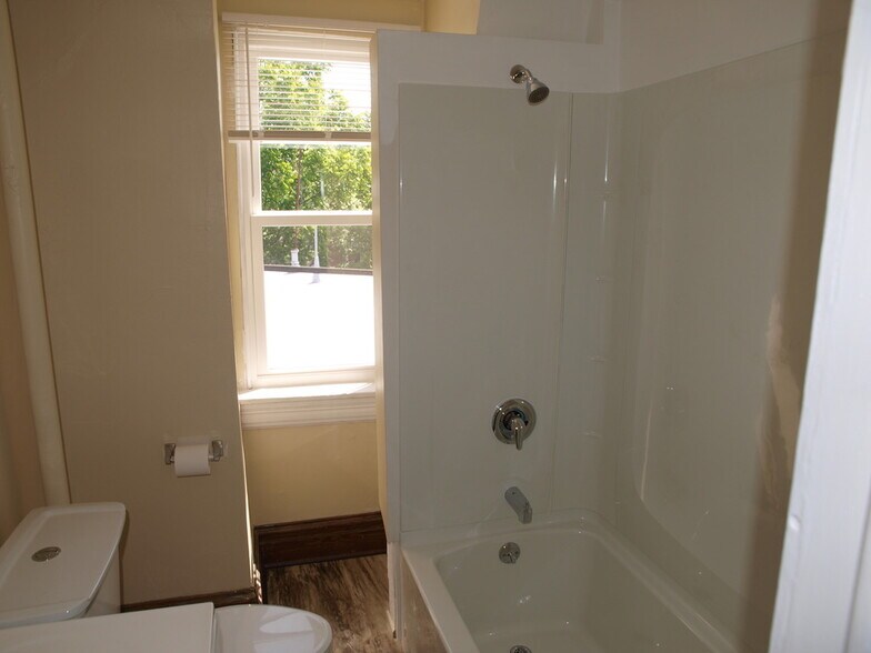 Bathroom Tub & Shower - 39 S 10th St