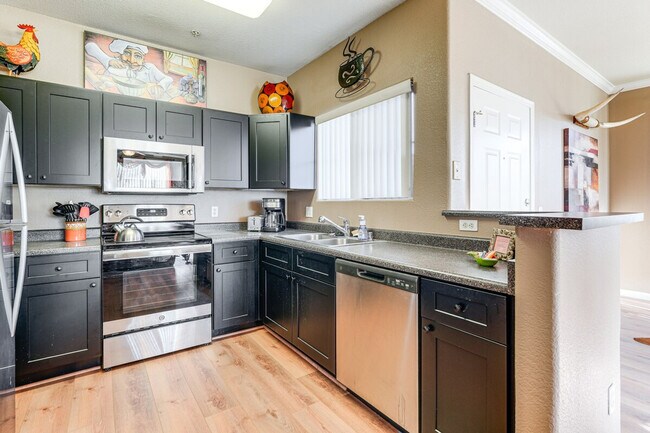 Building Photo - 1941 Pierpont Dr