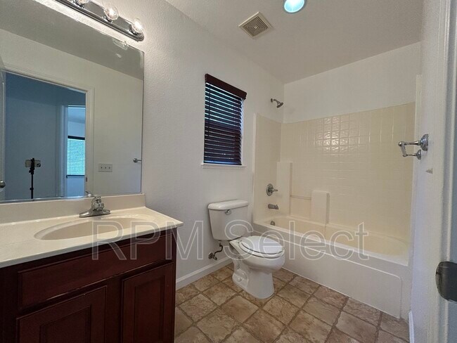 Building Photo - 35 Seatuck Ct