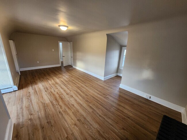 Building Photo - 651 Lincoln Way W