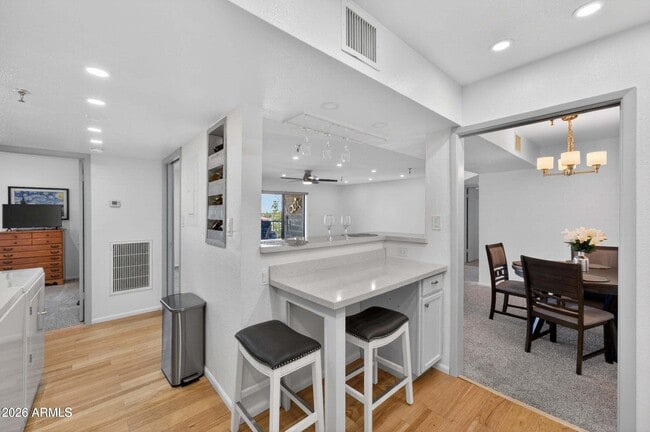 Building Photo - 425 S Parkcrest
