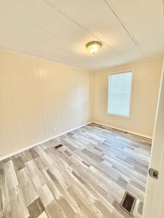 Building Photo - **3bed House-RENT READY- Minutes from the Dam Neck Base, Naval Station Oceana & Ocean Front**