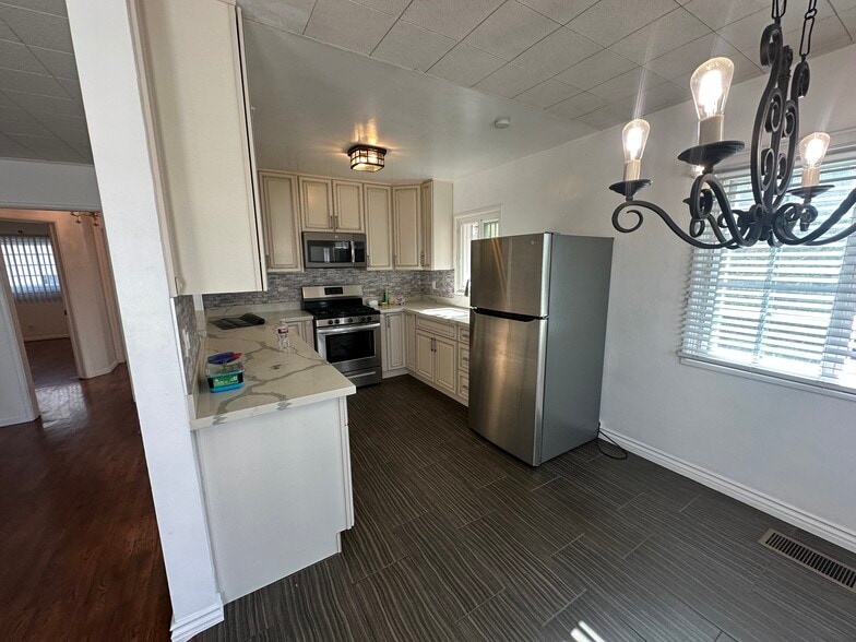 Kitchen - 951 McCarthy Ct