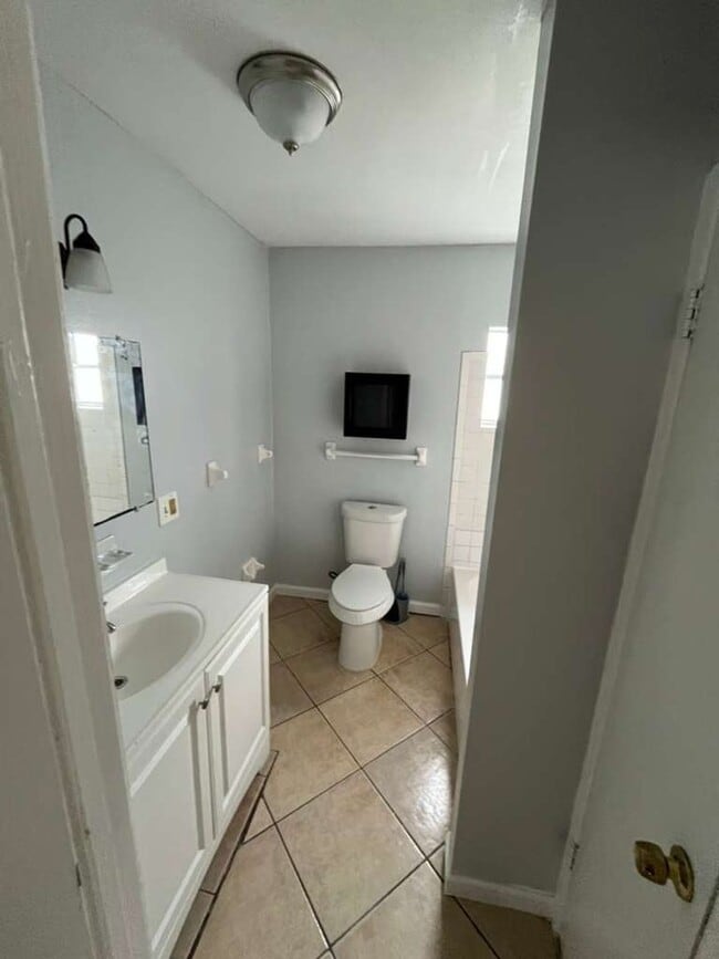 Building Photo - Beautiful 2 bedroom 1 bathroom Single Family House!