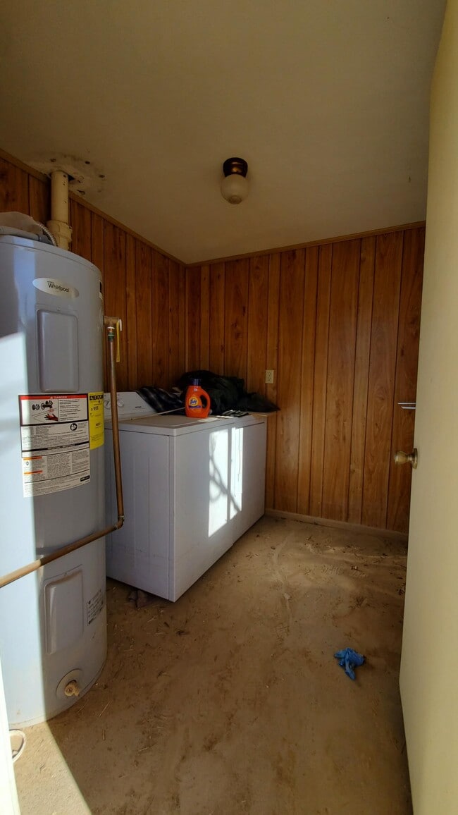 Laundry room - 611 W Ocotillo Ave
