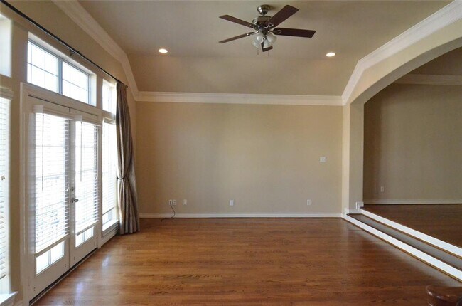Building Photo - 9006 Harbor Hills Dr
