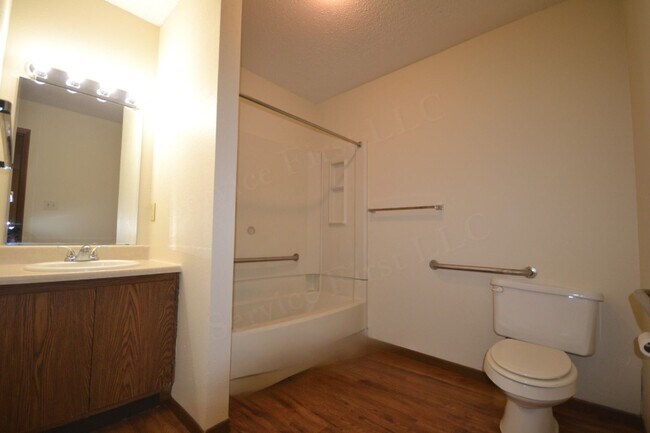 Building Photo - Calhoun Village Apartments