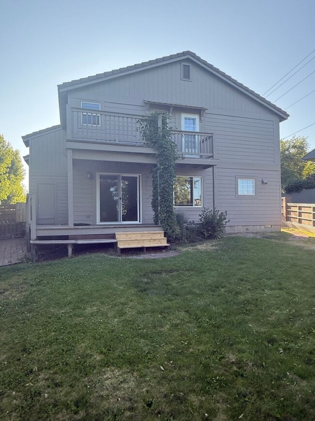 Building Photo - 931 NW Carlon Ave