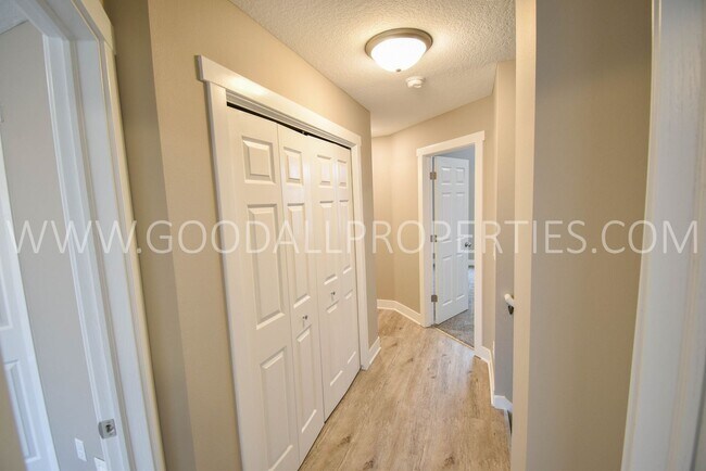 Building Photo - 3 BDRM 2.5 Bath finished basement fenced backyard in Ankeny