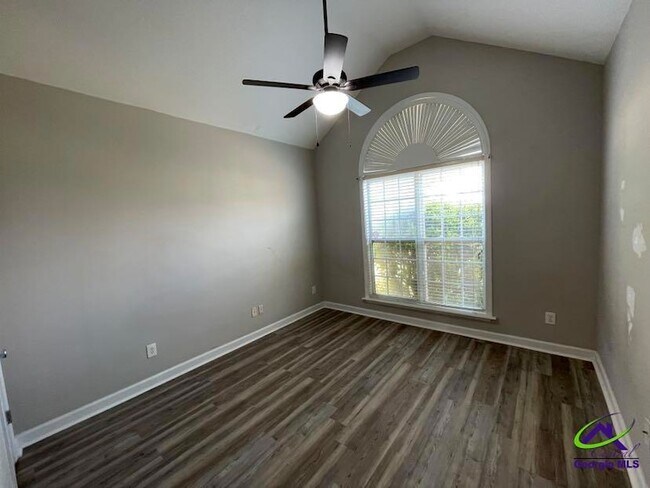 Building Photo - 114 Cedarland Dr