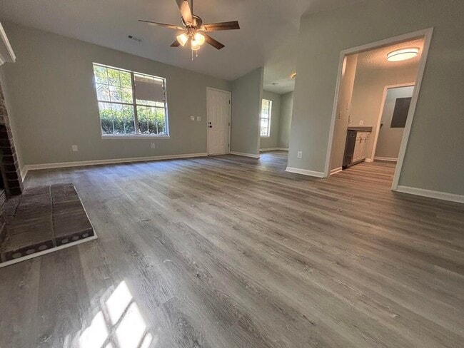 Building Photo - Newly Renovated 3 Bedroom Duplex~