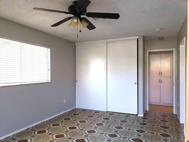 Building Photo - 5005-Side Studio