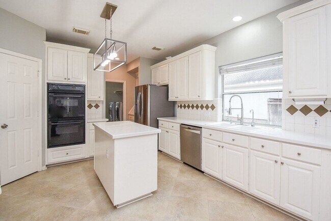 Building Photo - 51 Rivercoach Ln