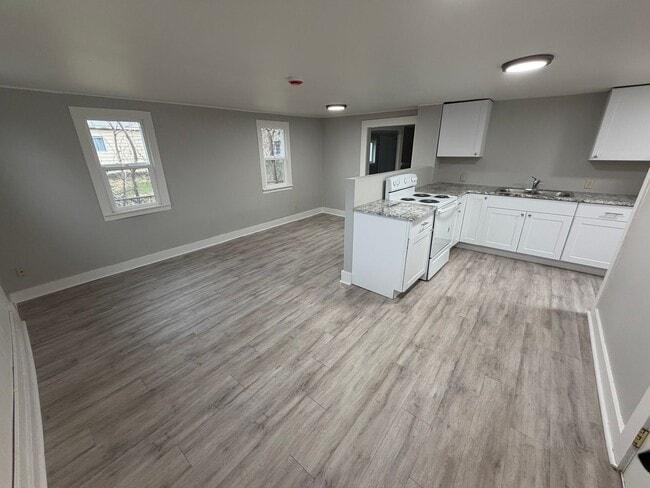 Building Photo - Newly Remodeled 1-Bed with Bonus Room