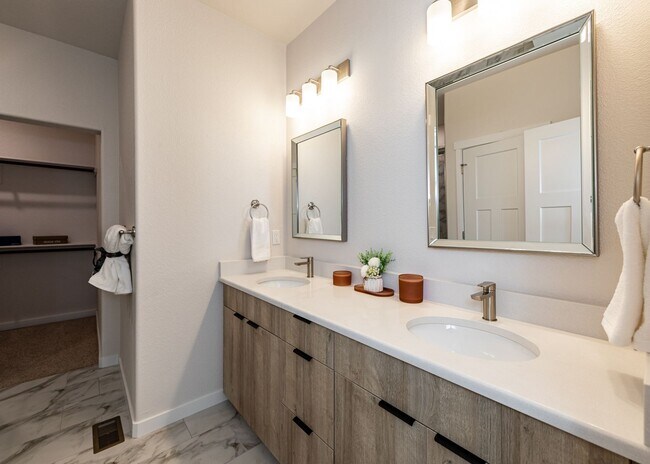 Building Photo - 3 Bedroom End Unit Luxury Townhome in Moun...