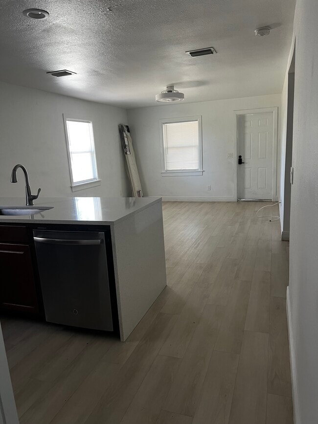 Building Photo - 224 W Cypress St