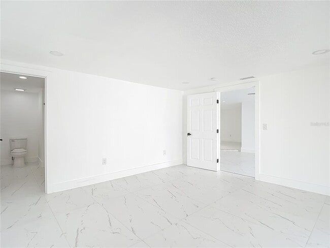 Building Photo - 9920 San Mateo Way