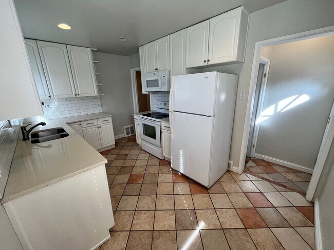 Building Photo - Charming 4 Bedroom 2 Bath Home in Sugarhouse!