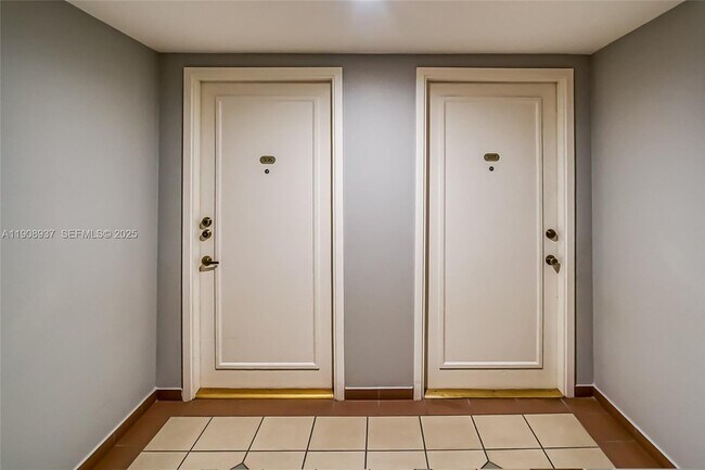 Building Photo - 2642 Collins Ave