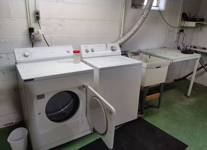 Building Photo - 160 Azalea Rd