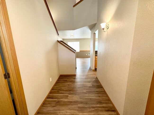 Building Photo - Updated Townhouse in Ellenbsurg