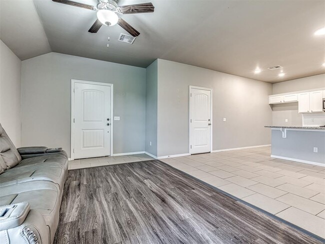 Building Photo - 609 N 5th St