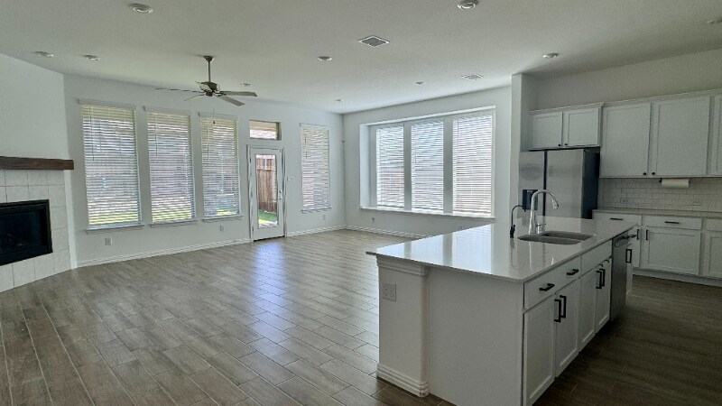 Building Photo - 917 Rosebay Dr