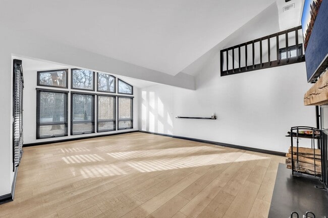 Building Photo - 15160 W Oak Spring Rd