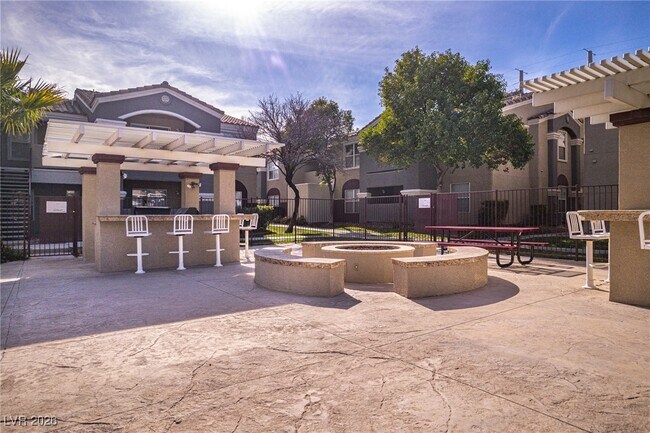 Building Photo - 5055 W Hacienda Ave