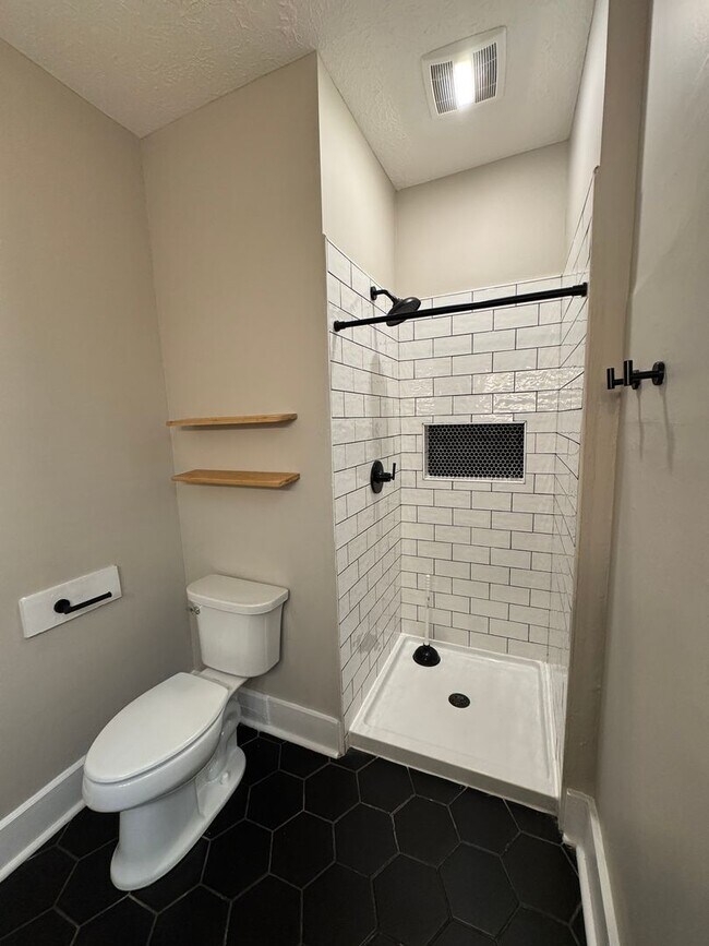 Building Photo - 1618ELL