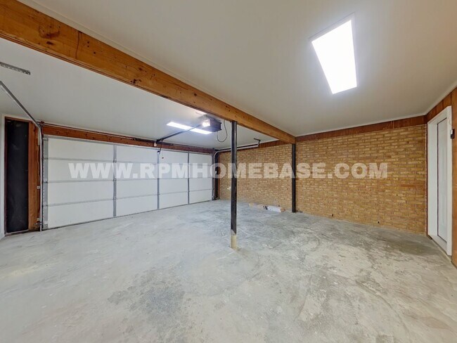Building Photo - Move-In Special! Fully Renovated 5-Bedroom...