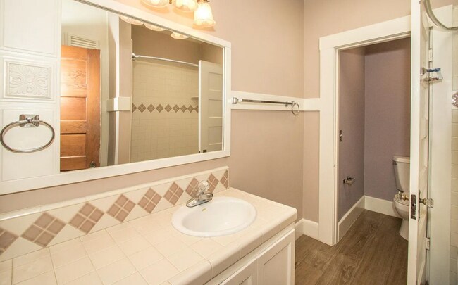 Building Photo - 3 Bed, 1 Bath Home by Downtown!