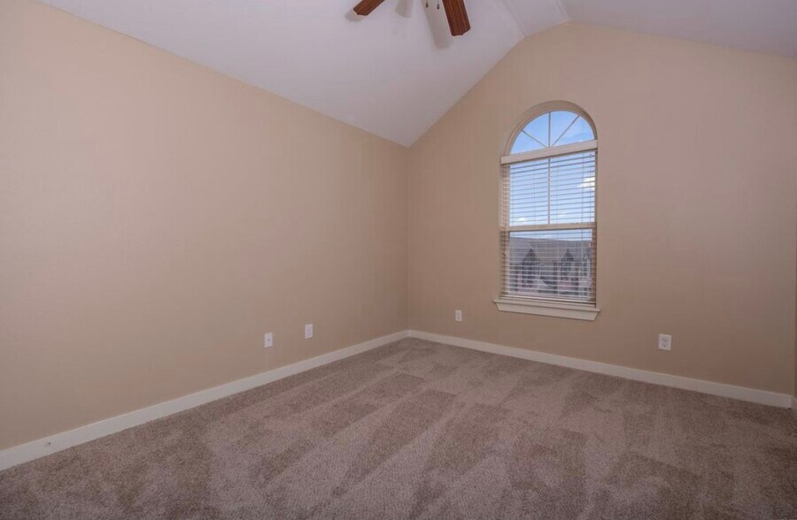 Building Photo - 102 Venezia Ln