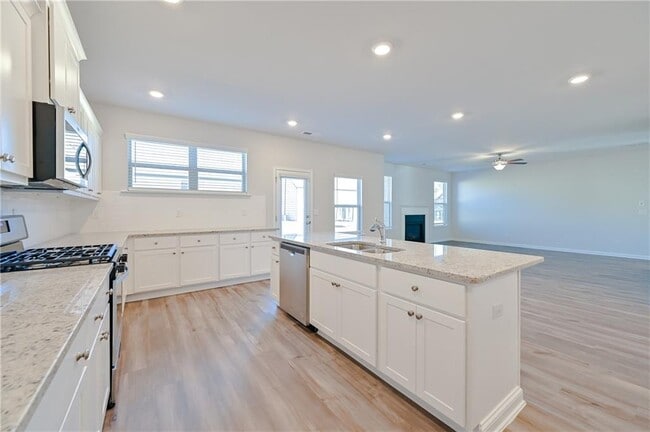 Building Photo - 303 Eleanora Xing