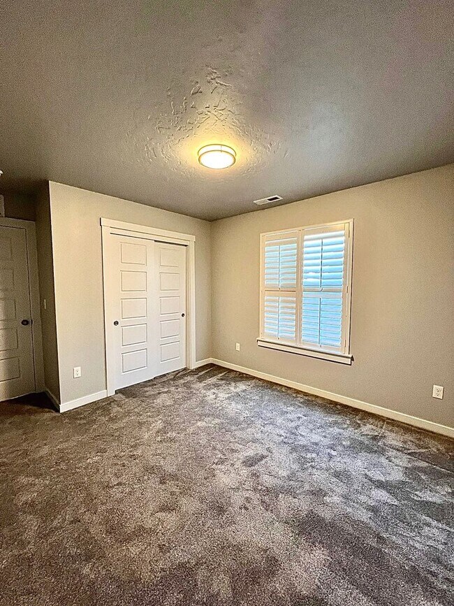 Building Photo - 4 Bedroom 2 bath 3 Car Garage Single Level Meridian.