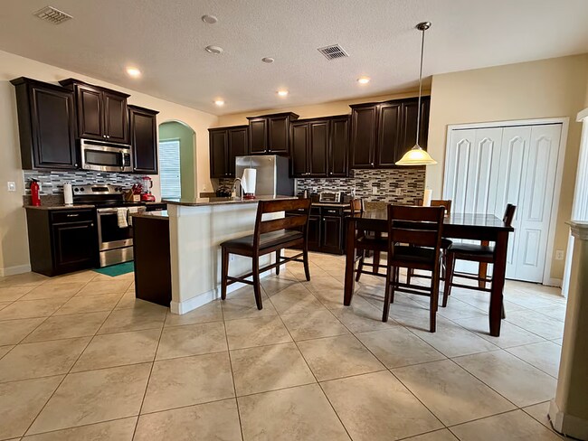 Building Photo - 3,261 SF Fully Furnished 5-Bed Gem | Just Bring Your Suitcase!