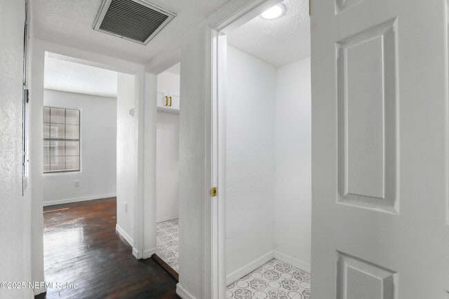 Building Photo - 5246 Sunderland Rd